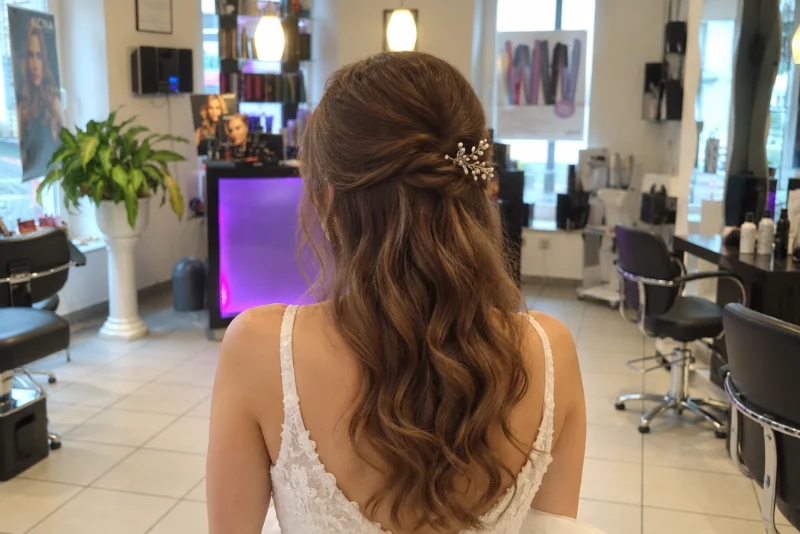 Brautfrisur mit Wellen und Haarschmuck von hinten
