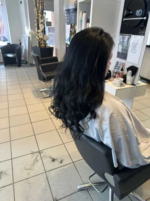 Dunkles Haar Styling aus dem Salon