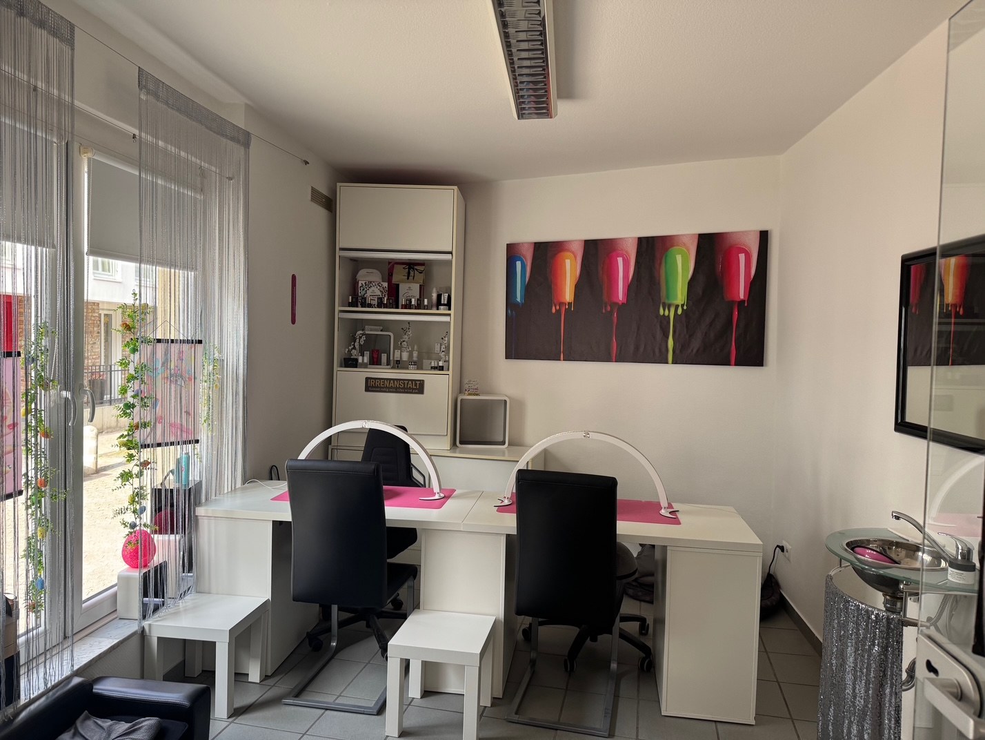 Heller Nagelstudio Bereich im Salon